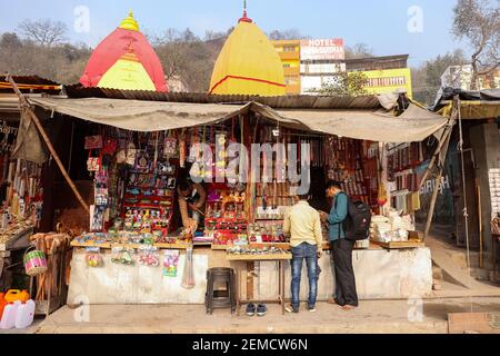 Haridwar, Uttarakhand, Inde, février 2021: Une vue sur le marché de rue dans la ville de Haridwar près de Har ki Pauri Banque D'Images