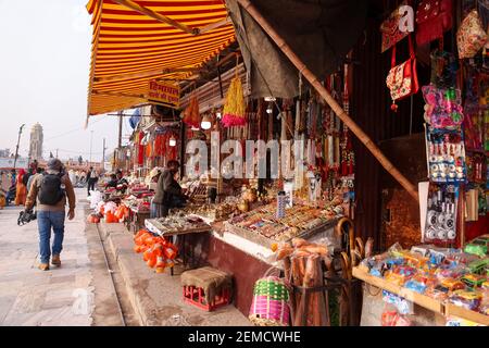 Haridwar, Uttarakhand, Inde, février 2021: Une vue sur le marché de rue dans la ville de Haridwar près de Har ki Pauri Banque D'Images