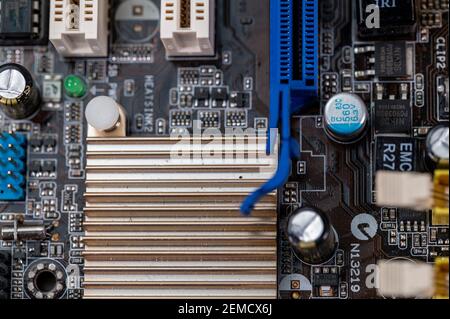 détail d'une carte mère avec connecteurs et dissipateurs thermiques d'un ordinateur fixe Banque D'Images