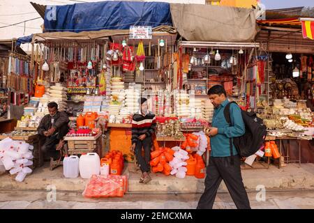 Haridwar, Uttarakhand, Inde, février 2021: Une vue sur le marché de rue dans la ville de Haridwar près de Har ki Pauri Banque D'Images