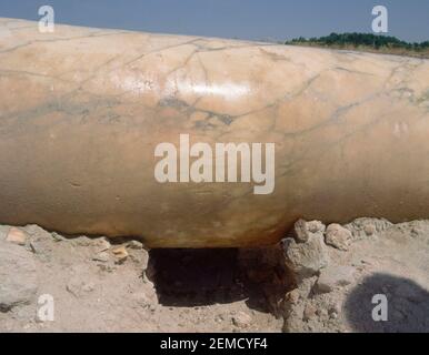 DETALE DE UNA COLUMNA DE MARMOL - RESTAURANTS ARQUEOLOGICOS DE LA BASILICA - S IV - FOTO AÑOS 90. Emplacement: VILLA ROMANA. CARRANQUE. Tolède. ESPAGNE. Banque D'Images