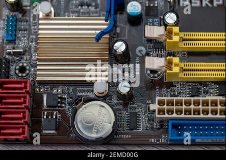 détail d'une carte mère avec connecteurs et dissipateurs thermiques d'un ordinateur fixe Banque D'Images