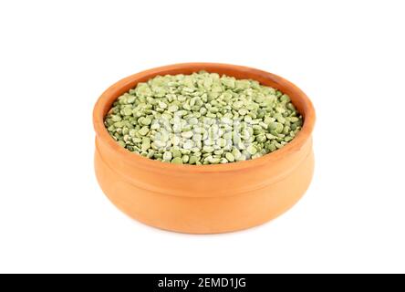 Couper les petits pois dans les bols en céramique isolés sur fond blanc. Banque D'Images