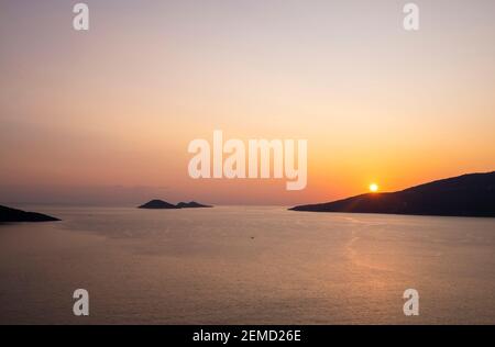 Vue sur la côte méditerranéenne près de la ville de Kas au coucher du soleil, dans le sud de la Turquie Banque D'Images