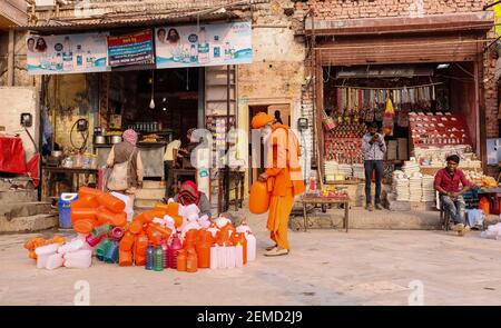 Haridwar, Uttarakhand, Inde, février 2021: Une vue sur le marché de rue dans la ville de Haridwar près de Har ki Pauri Banque D'Images