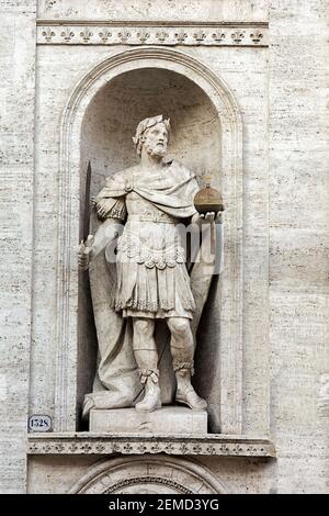 Rome, Italie - 03 octobre 2018 : sculpture de Charlemagne ou Charles le Grand, empereur du Saint empire romain sur la façade San Luigi dei Francesi Banque D'Images