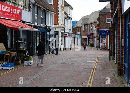 Ashford, Kent, Royaume-Uni. 25 février 2021. Les cas hebdomadaires de coronavirus ont considérablement diminué à Ashford, avec 71.5 cas pour 100,000 000 habitants. Les gens dans la grande rue du centre-ville. Crédit photo : Paul Lawrenson/Alay Live News Banque D'Images