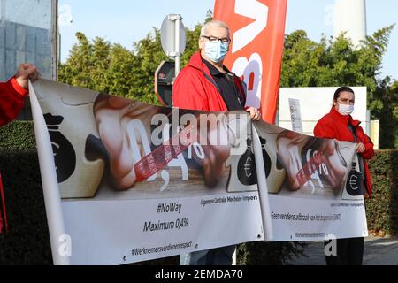 L'illustration montre une action des syndicats et du parti d'extrême gauche PTB-PVDA, dans le voisinage de plusieurs compagnies pharmaceutiques, à Puurs, Banque D'Images