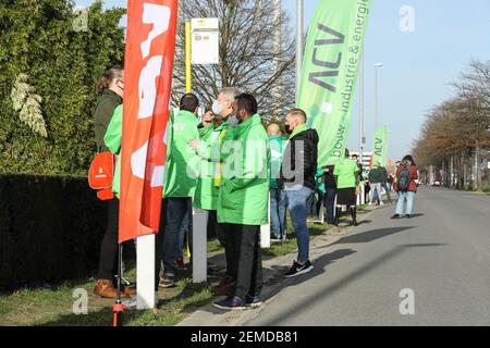 L'illustration montre une action des syndicats et du parti d'extrême gauche PTB-PVDA, dans le voisinage de plusieurs compagnies pharmaceutiques, à Puurs, Banque D'Images