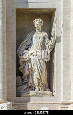 Rome, Italie - 03 octobre 2018 : détail de la décoration de la fontaine de Trevi à Rome, statue de la déesse grecque de la santé Hygieia Banque D'Images