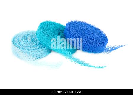 Trois bandes de dentelle bleues isolées sur fond blanc. Banque D'Images