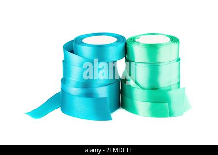 Rouleaux de ruban en soie vert et bleu isolés sur fond blanc. Banque D'Images