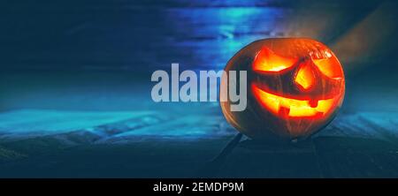 symbole de la citrouille d'halloween avec les yeux sculptés et bouche Banque D'Images