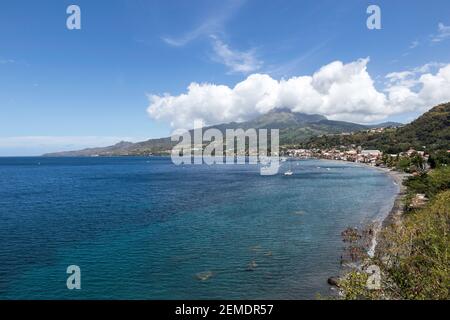 La baie d'azur à St Pierre avec le Mont Pelée, Martinique en arrière-plan sous un ciel bleu avec un nuage blanc avec un espace de copie Banque D'Images