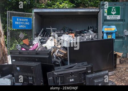 Collecte des déchets électroniques dans un centre de recyclage australien rural. Vieux ordinateurs, écrans et divers déchets électroniques. Banque D'Images