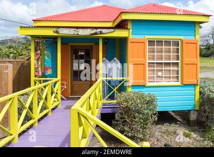 Cabane en bois peinte en couleurs, soulevée du sol, ouverte comme un magasin sur l'île de Nevis dans les Caraïbes en plein soleil, pas de personnes Banque D'Images