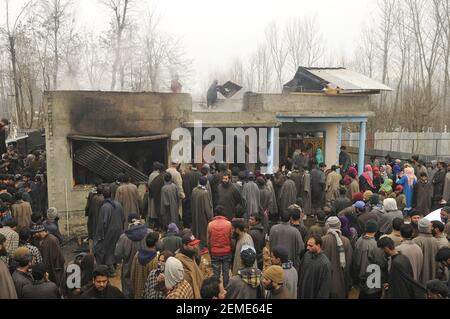 SRINAGAR, INDE – FÉVRIER 12 : les gens se rassemblent près d'une maison qui a été endommagée lors d'une fusillade entre militants et forces de sécurité dans la région de Ratnipora, dans le district de Pulwama au sud du Cachemire, à environ 30 kilomètres au sud de Srinagar, le 12 février 2019 à Jammu-et-Cachemire, en Inde. (Photo par Waseem Andrabi/ Hindustan Times/Sipa USA)