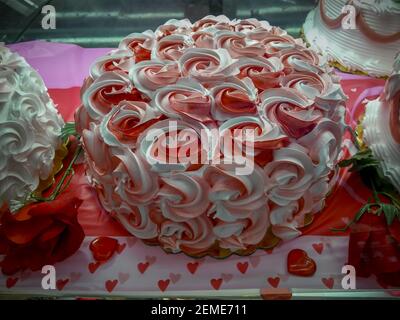 Une Saint Valentin Gateaux Dans Une Vitrine Dans Un Supermarche De New York Le Mardi Fevrier 12 19 A C Richard B Levine Photo Stock Alamy