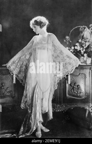 LILLIAN GISH (1893-1993) actrice et réalisateur américaine portant une robe en mousseline en 1922 Banque D'Images