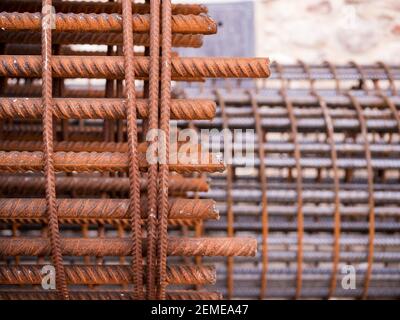 Fer sur le chantier de construction. Ensemble de fer rouillé pour la fabrication de béton de renfort . barre d'armature pour renforcer le trou dans le sol. Texture toile de fond métallique Banque D'Images