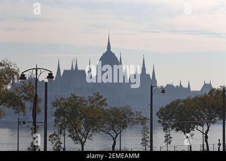 Bâtiment historique du Parlement à côté du Danube, par une journée farade dans la capitale hongroise de Budapest; photo en couleur. Banque D'Images