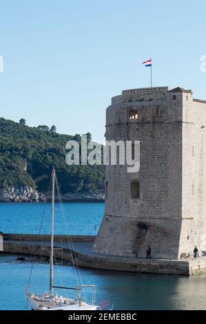 La forteresse médiévale de Dubrovnik Saint-Jean, appelée tour Mulo, bateau à voile et côte Adriatique Banque D'Images