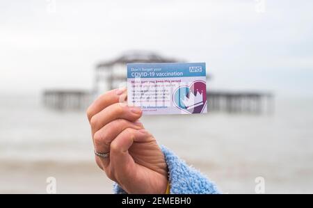 Brighton Royaume-Uni 25 février 2021 - Jennie Dack est heureuse après avoir reçu sa vaccination NHS COVID-19 du coronavirus Astra Zeneca à Brighton ce matin : Credit Simon Dack / Alamy Live News Banque D'Images