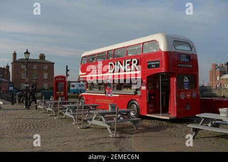 Liverpool, Royaume-Uni, 2 février 2020 : le soleil du printemps illumine le grand bus rouge à impériale de restauration de rue que l'on trouve au quai albert. Banque D'Images