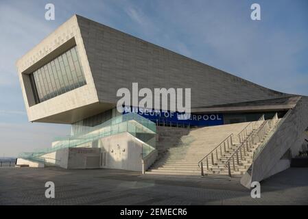 Liverpool, Royaume-Uni, 2 février 2020 : architecture moderne et saisissante du Musée de Liverpool éclairé par le soleil du soir avec un thème bleu. Banque D'Images