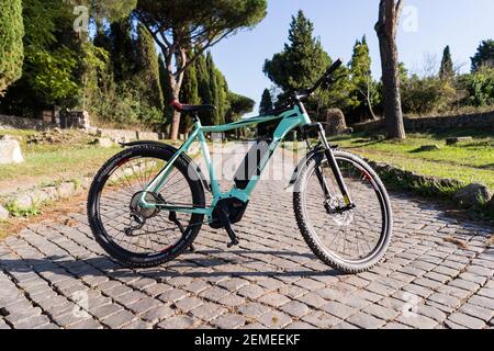 Un VTT électrique sur des pavés Banque D'Images