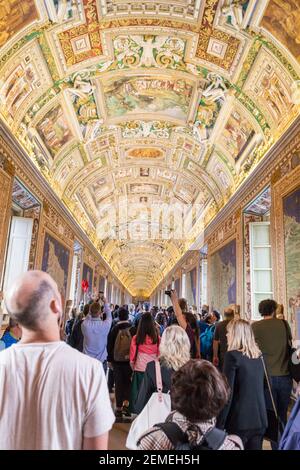 Vatican - 06 octobre 2018 : tableaux qui ornent la Galerie des cartes géographiques (Galleria delle carte Geografiche ) au Vatican Banque D'Images