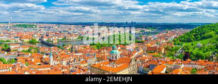 Panorama de Prague. Vue panoramique aérienne du centre historique de la vieille ville de Prague, du pont Charles Karluv le plus en face de la Vltava et de Mala Strana to Banque D'Images