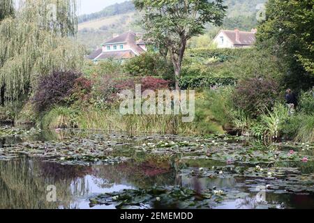 Vue de la maison de Claude Monet depuis son jardin japonais Banque D'Images