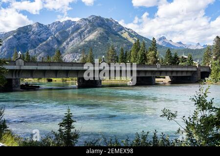 Pont de l'avenue Banff au-dessus de la rivière Bow en été, par beau temps. Parc national Banff, Rocheuses canadiennes, Alberta, Canada. Mont Norquay en arrière-plan. Banque D'Images