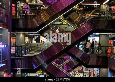 Escaliers mécaniques à l'intérieur d'un centre commercial Siam Center moderne dans le centre de Bangkok, en Thaïlande. Banque D'Images