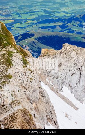 Vue sur la montagne depuis le mont Säntis en Suisse. Banque D'Images