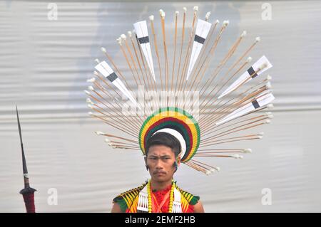Dimapur, Inde. 25 février 2021. Un homme Angami Naga dans ses vêtements culturels pendant le Festival Sekrenyi à Dimapur, dans l'état du Nagaland, au nord-est de l'inde. Sekrenyi, un festival de purification, est célébré par Anagami Nagas avec une série de rituels et de cérémonies, et a lieu après la récolte, tombant le vingt-cinquième jour du mois angami de Kezei. Credit: Caisii Mao/Alay Live News Banque D'Images