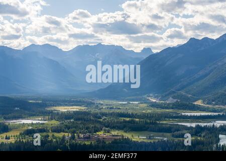 Vue sur les lacs Vermilion depuis le sommet de tunnel Mountain. L'été dans le parc national Banff, Rocheuses canadiennes, Alberta, Canada. Banque D'Images