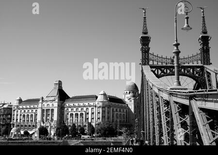 Noir et blanc, monochrome, image du pont de la liberté (Szabadsag hid), sur le Danube, Hôtel Gellert en arrière-plan, Budapest, Hongrie Banque D'Images