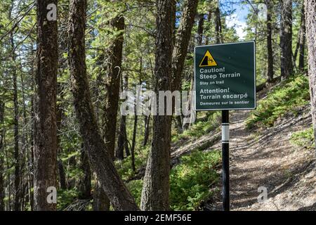 Restez sur le panneau indiquant tunnel Mountain Trail. Parc national Banff, Rocheuses canadiennes. Banque D'Images