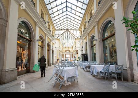 Trieste, Italie. 24 février 2921. Vue sur la galerie Tergesteo dans le centre-ville Banque D'Images