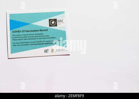 Carte de vaccination irlandaise COVID-19, utilisée pour consigner les détails des vaccins administrés. Publié par le gouvernement de l'Irlande Health Service Executive Banque D'Images