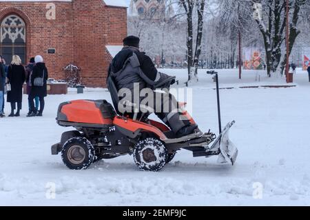 Kaliningrad, Russie, 29 janvier 2021. Équipement de déneigement en service. Un homme nettoie les routes de la neige. Nettoyer les trottoirs de la neige Banque D'Images