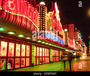 1998 les Golden Mile Amusements pendant les illuminations annuelles de Blackpool Blackpool Lancashire Angleterre GB Royaume-Uni Europe Banque D'Images