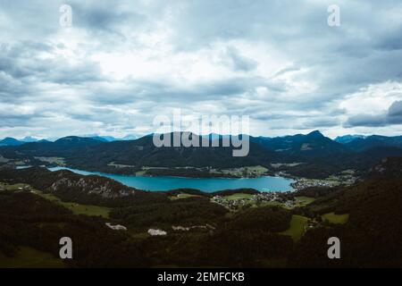 Photo de drone sur le lac Mondsee en haute-Autriche, Oberosterreich Banque D'Images
