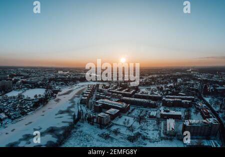 Vue aérienne sur le magnifique coucher de soleil d'hiver à Berlin Banque D'Images