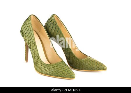 Paire de chaussures en cuir python à talons hauts et élégantes, isolées sur fond blanc. Banque D'Images