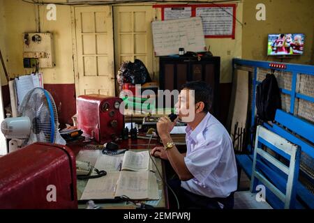 A l'intérieur de la salle de direction de l'une des gares de la Circular Railway à Yangon, Myanmar Banque D'Images