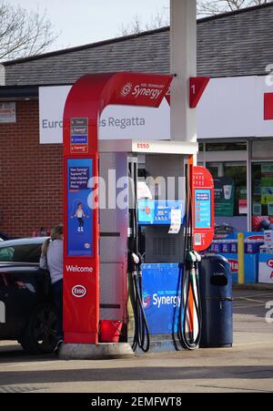 Pompe à essence au garage Esso à Henley-on-Thames, Oxfordshire, Royaume-Uni Banque D'Images