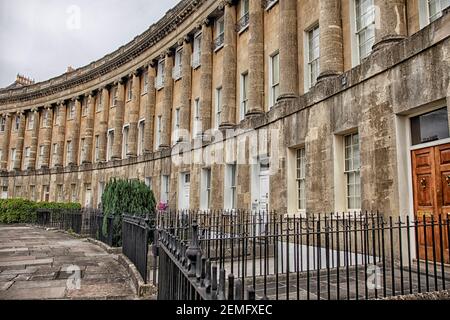 Royal Crescent (l'architecte John Wood le Jeune, 1774) - 30 rue de maisons mitoyennes dans une baignoire en croissant. Bath est une ville du cerem Banque D'Images